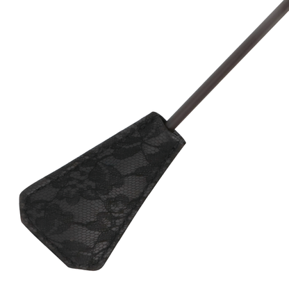 Fusta de BDSM Darkness Sensations con pluma Love negra de 56 cm para juegos de roles y sensaciones sensuales.