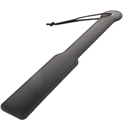 Pala negra de Fetish DARKNESS SENSATIONS, con diseño elegante y acabado en cuero para juegos de dominación y BDSM.