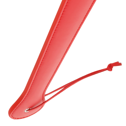 Pala roja de 48 cm de la marca DARKNESS SENSATIONS, diseñada para juegos de fetiche y BDSM con acabado en rojo brillante.