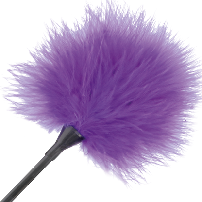 Pluma estimuladora lila de 42cm de la marca Darkness Sensations, con plumas suaves y diseño elegante para sensaciones placenteras.