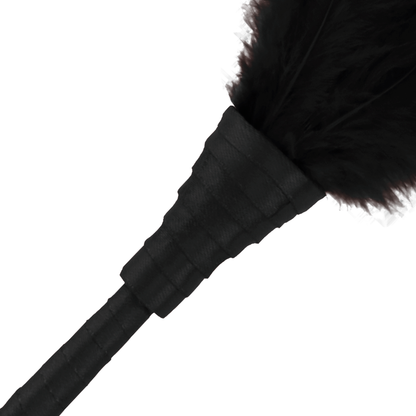 Pluma estimuladora negra DARKNESS SENSATIONS, suave y elegante, diseñada para juegos sensuales y estimulación táctil en pareja.