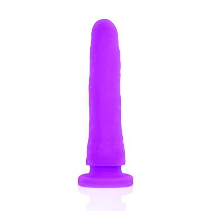 Arnés y dildo de silicona médica lila de 17 cm por 3 cm, de la marca DELTACLUB, para uso íntimo y placer personal.
