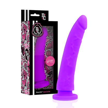 Arnés y dildo de silicona médica lila de 17 cm y 3 cm de DELTACLUB, con diseño ajustable y suave para uso íntimo.