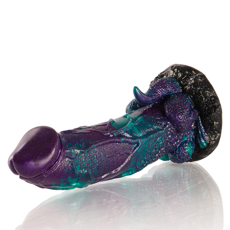 Dildo doble placer escamoso EPIC Basilisk de tamaño grande, con textura y diseño realista para uso íntimo.