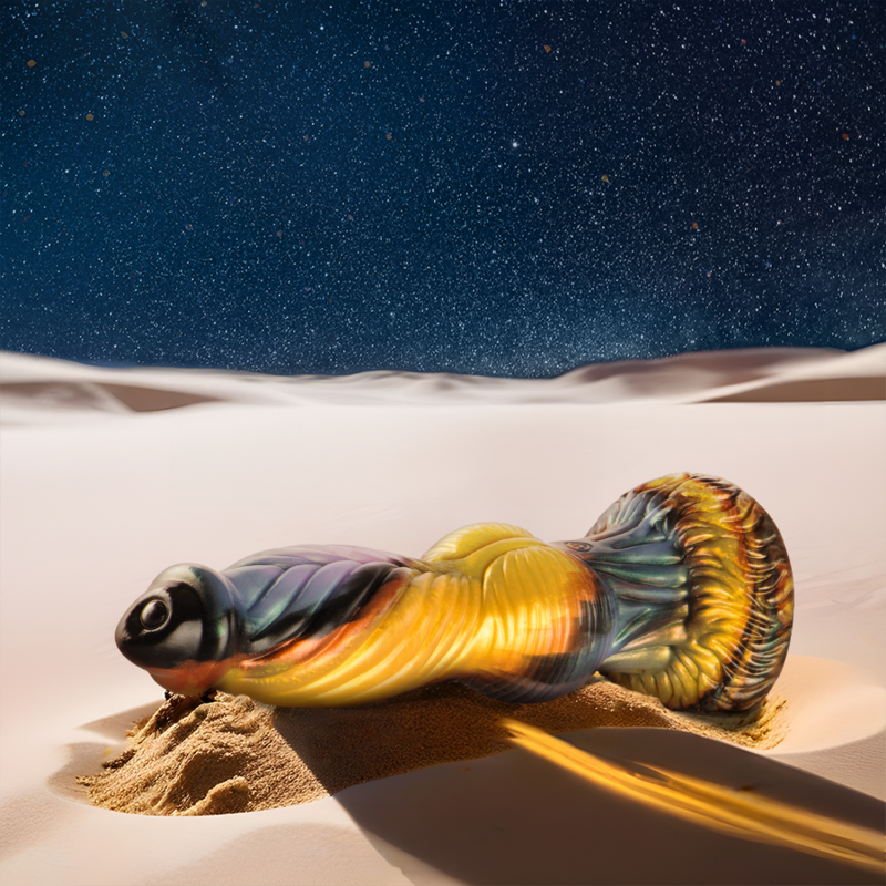 Dildo recargable EPIC Phoenix con control remoto, diseño ergonómico y detalles que resaltan en la imagen.