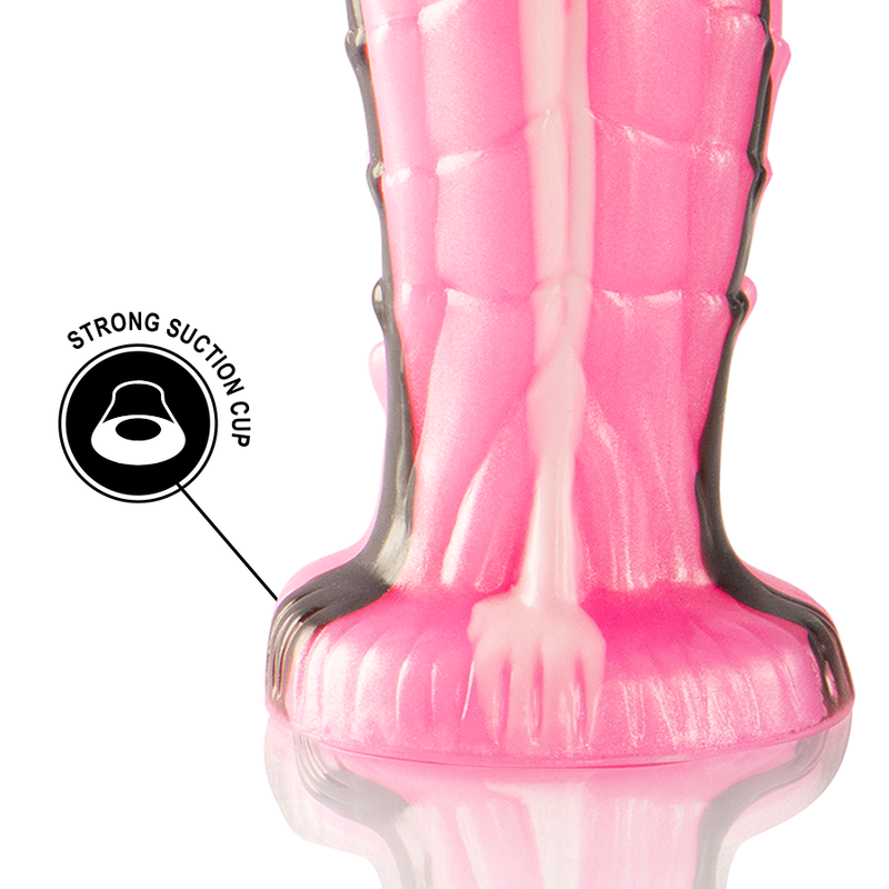 Dildo EPIC Tritón de la marca EPIC, con forma y textura que simulan la fuerza del reptil, en color gris oscuro.