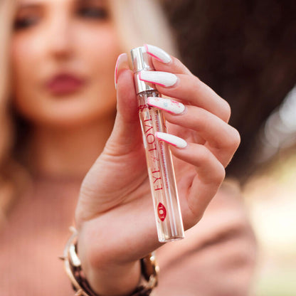 Perfume EOL de 10 ml de Eye of Love, feromonas One Love, frasco con tapa y etiqueta en una superficie blanca.