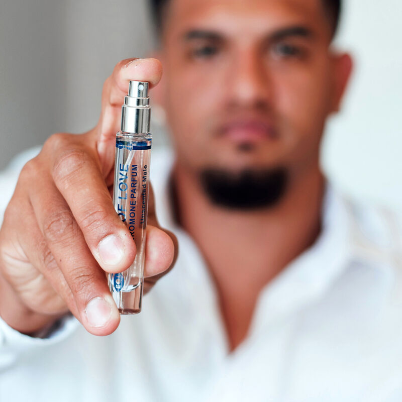 Perfume de feromonas EYE OF LOVE EOL sin aroma, 10 ml para él, frasco pequeño con etiqueta y tapa negra.