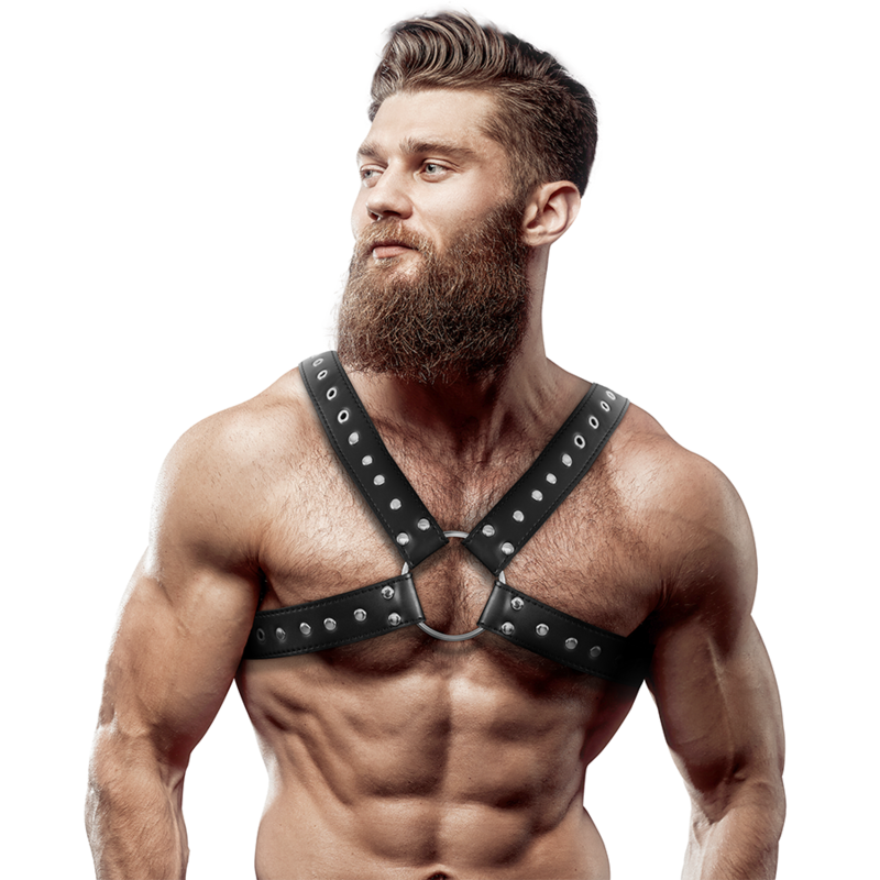 Arnés de ecopiel para hombre con tachuelas, cruzado en el pecho, diseño fetish y submisivo de la marca FETISH SUBMISSIVE ATTITUDE.