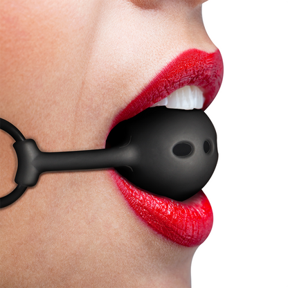 Mordaza de bola de silicona transpirable de la marca FETISH SUBMISSIVE BONDAGE, con diseño cómodo y ajustable para restricción.