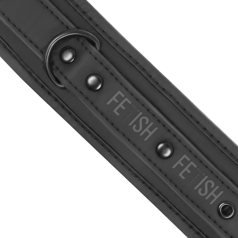 Esposas de cuero vegano con forro de neopreno de la marca FETISH SUBMISSIVE BONDAGE, ideales para juegos de restricción.