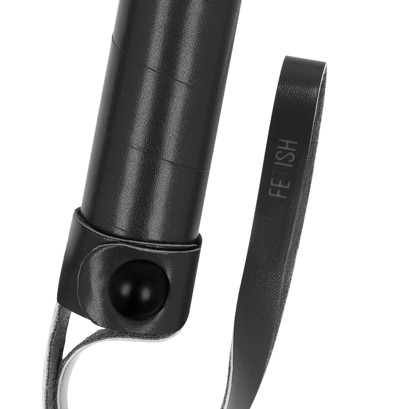 Látigo de cuero vegano de la marca Fetish Submissive Bondage para prácticas de BDSM, con mango y cuerda flexible.