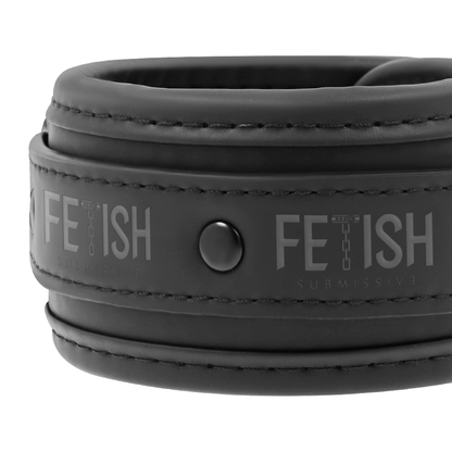 Posición de control FETISH SUBMISSIVE con 4 esposas de neopreno, parte de la línea FETISH SUBMISSIVE BONDAGE.