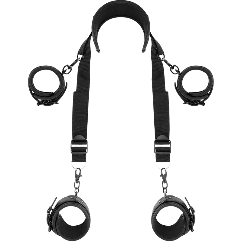 Posición master con cuatro esposas con forro de neopreno, conjunto de bondage de la marca Fetish Submissive Bondage.