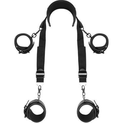 Posición master con cuatro esposas con forro de neopreno, conjunto de bondage de la marca Fetish Submissive Bondage.