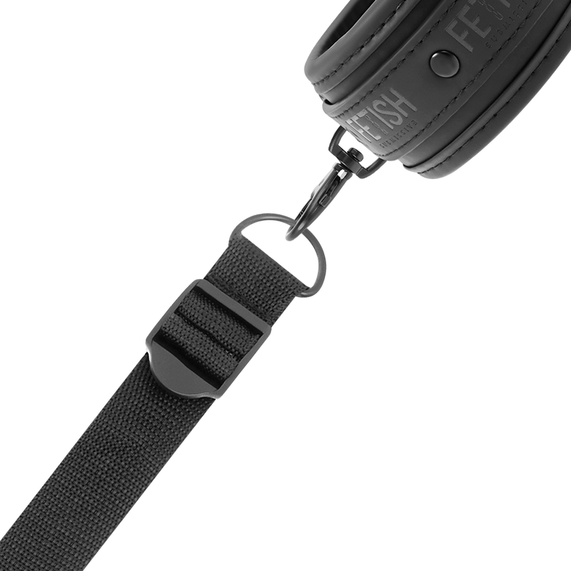 Esposas y ataduras de neopreno de la marca FETISH SUBMISSIVE BONDAGE, con forro suave y ajustable para juegos de restricción.