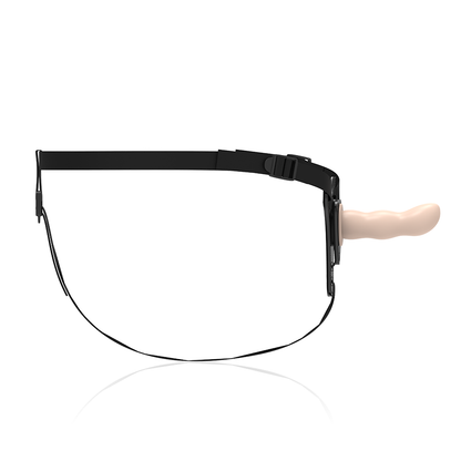 Vibrador de silicona Flesh G-Spot de 12.5 cm en un arnés Fetish Submissive Harness para estimulación íntima.