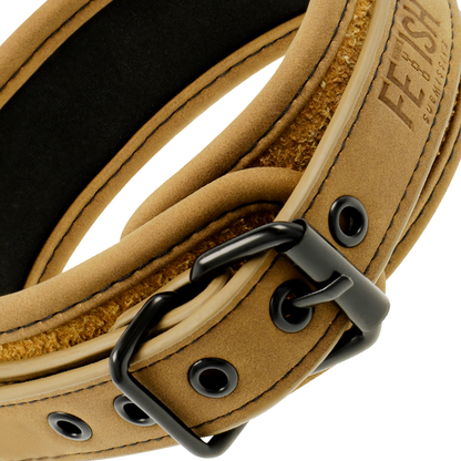 Collar con cadena para fetichismo submisivo de la marca FETISH SUBMISSIVE ORIGIN, con forro de neopreno, en imagen.