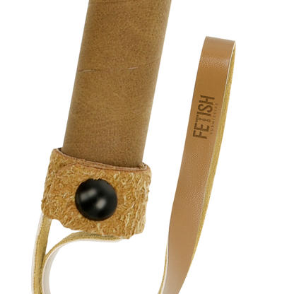 Correa de cuero vegano FETISH SUBMISSIVE ORIGIN para restricción y control, con asa resistente y diseño elegante.
