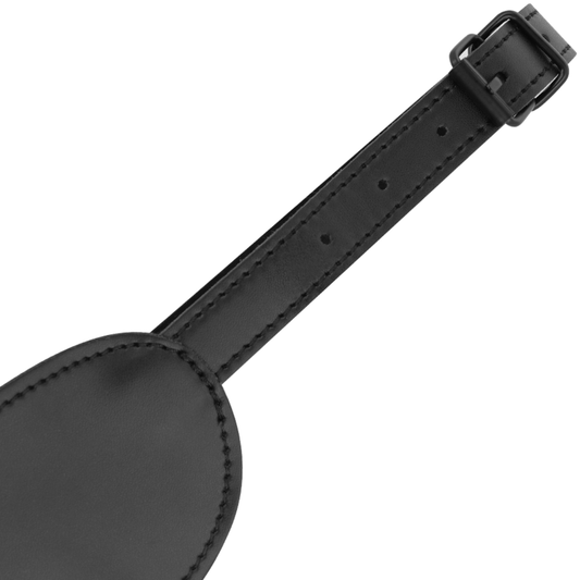 Antifaz de cuero vegano de la marca INTENSE FETISH, con diseño elegante y ajustable para disfraces y fetiches.