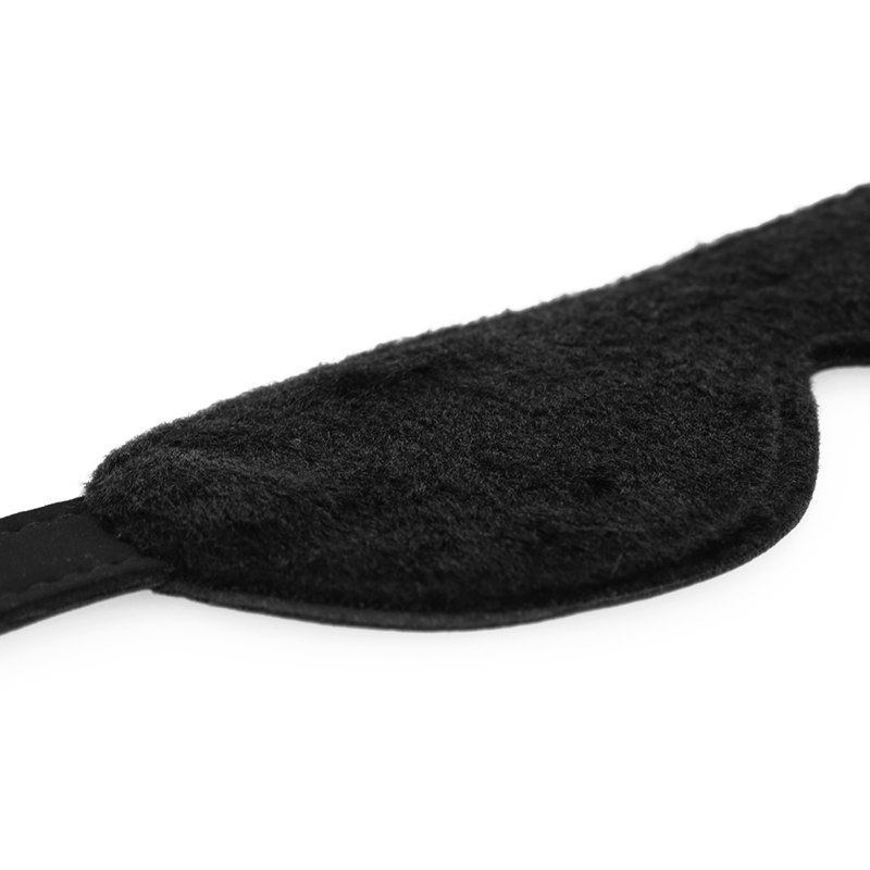 Antifaz de cuero vegano de la marca INTENSE FETISH, con diseño elegante y ajustado para fetiches y disfraces.