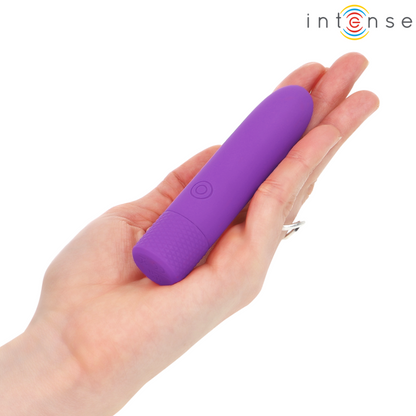 Vibradora recargable por USB INTENSE SYMONE en color morado, con 8 funciones de vibración y tamaño 10 x 2.2 cm.