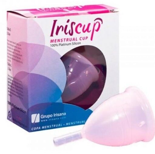 IRISCUP pequeña copa menstrual rosa con bolsa esterilizadora, mostrando detalles del diseño y color en la imagen.
