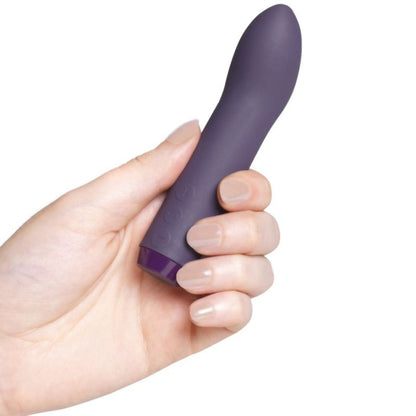 Vibrador JE JOUE de color lila para estimulación del punto G, con diseño compacto y elegante, ideal para placer personal.