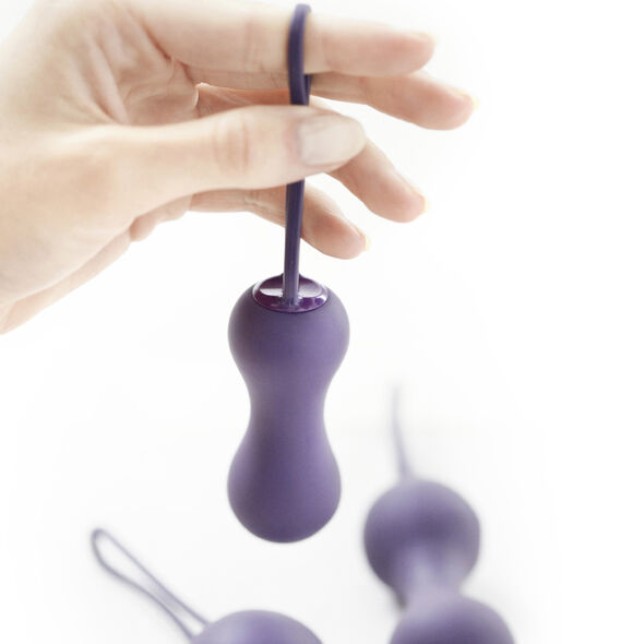 Bolas Kegel de la marca JE JOUE en color lila, diseño compacto y suave para ejercicios de suelo pélvico.