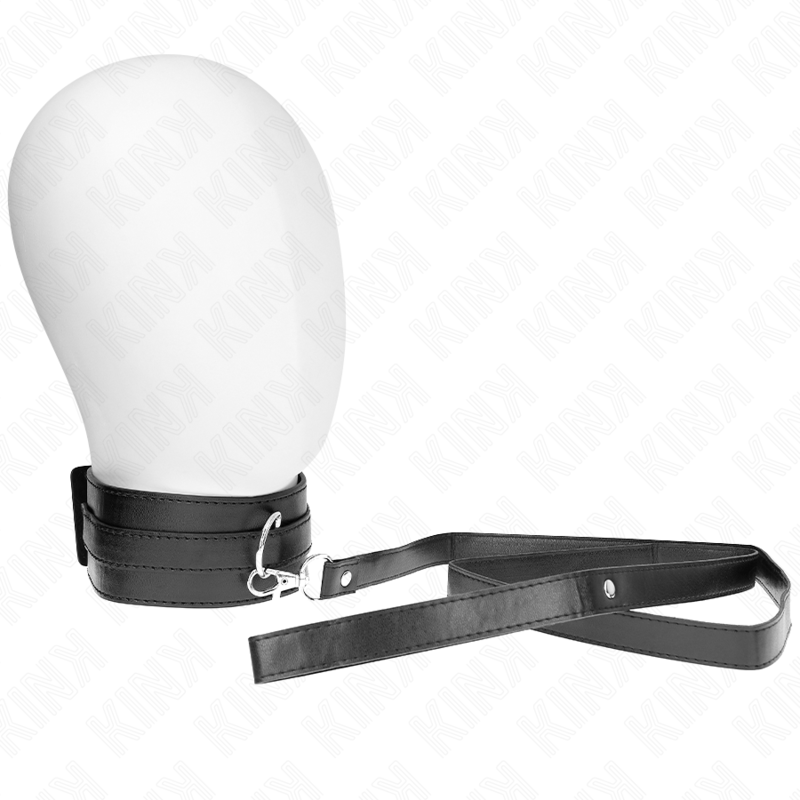 Collar ajustable con correa de 116 cm de la marca KINK COLLAR & GAG, con medidas de 36-43 cm x 5 cm, en color negro