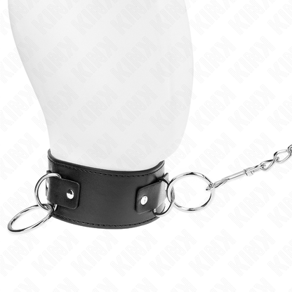Collar ajustable con correa de 65 cm y tres anillos, marca KINK COLLAR & GAG, para uso en accesorios de moda o restricción.