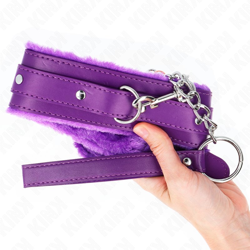 Collar con correa de 65 cm y restricciones ajustables en color morado, de la marca KINK COLLAR & GAG, para uso personal.