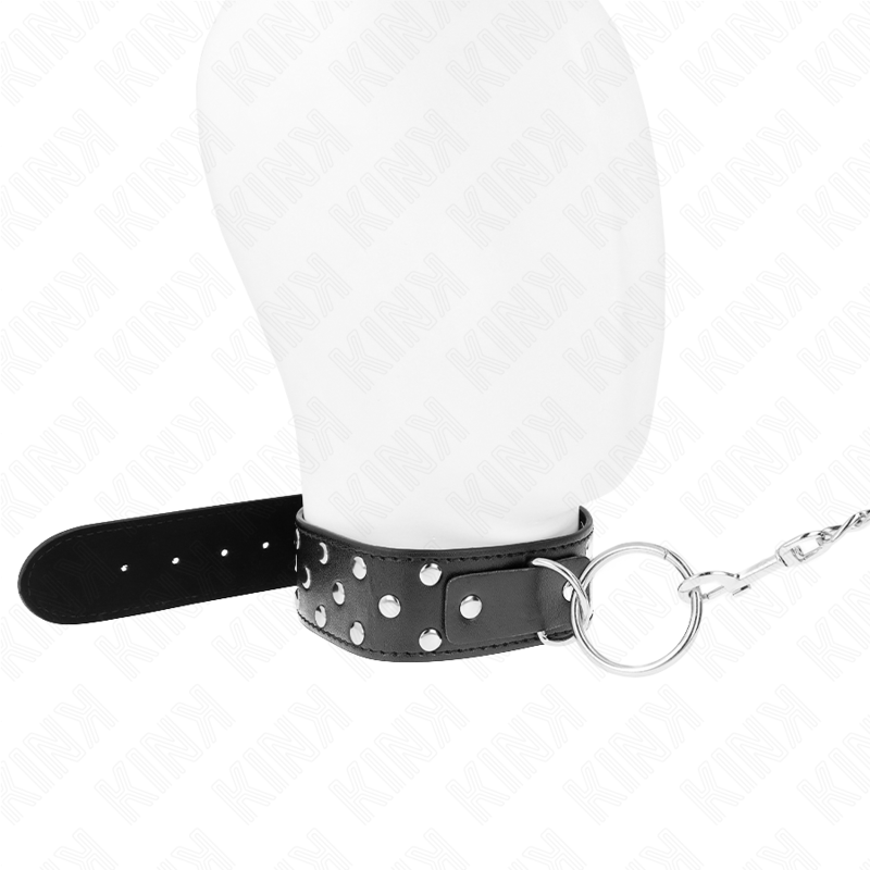 Collar con correa ajustable de 65 cm, remaches y anilla negra, de la marca KINK COLLAR & GAG, sobre fondo neutro.