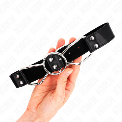 Mordaza KINK de 60x3 cm con boca de araña tamaño M y 4.5 cm, en color negro, con detalles de la marca KINK COLLAR & GAG
