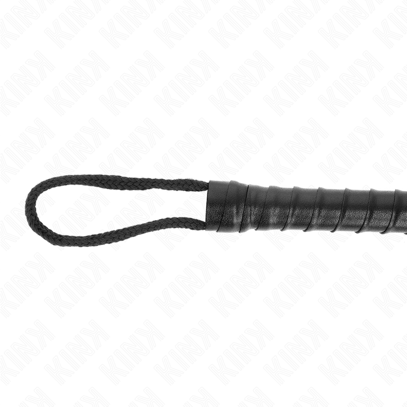 Látigo de cuerda negro KINK de 56 cm, con mango resistente y cuerda flexible, ideal para juegos de impacto y sensaciones intensas.
