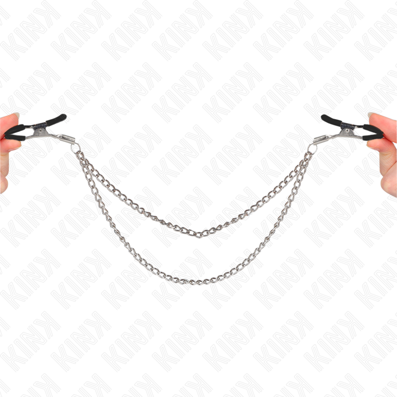 Pinzas para pezones KINK NIPPLE GRIP con doble cadena gruesa en plateado, de 20 a 23 cm, en uso o en exhibición.