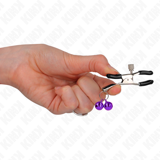 Pinzas para pezones KINK NIPPLE GRIP con doble campanilla violeta, de 6 cm, usadas en exploración erótica y sensorial.