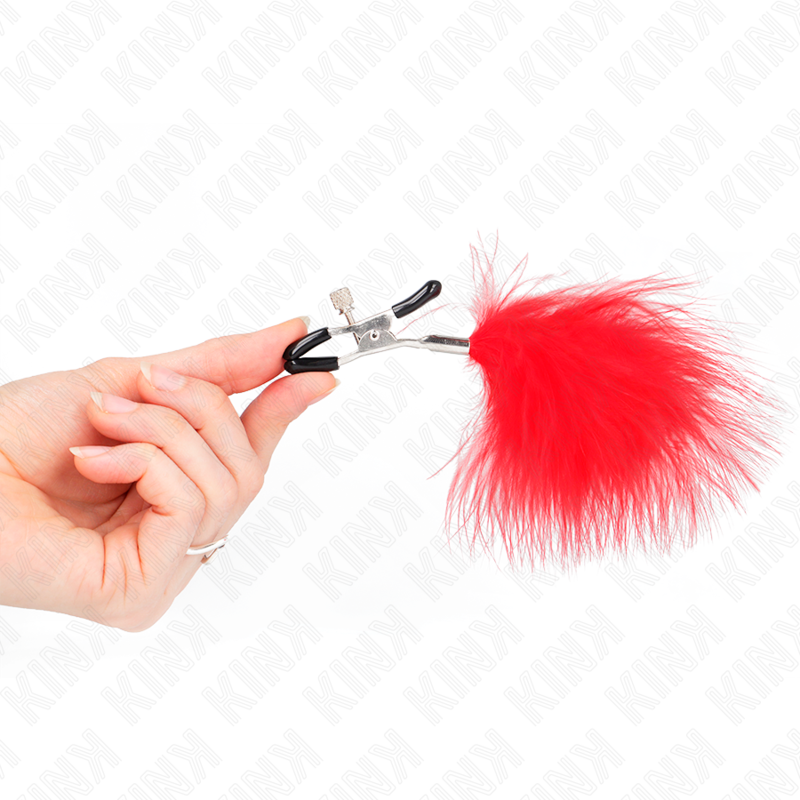 Pinzas para pezones KINK NIPPLE GRIP con pluma roja de 7 cm, hechas de acero, diseñadas para estimulación y juego erótico.