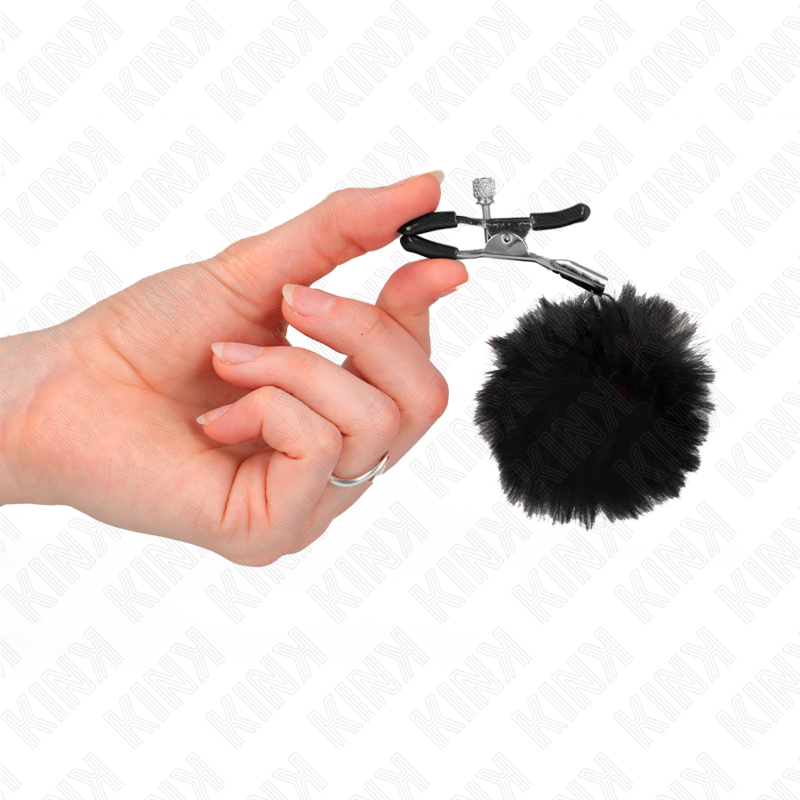 Pinzas para pezones KINK con pompón negro de 6 cm, hechas de metal con diseño decorativo para estimulación y placer.