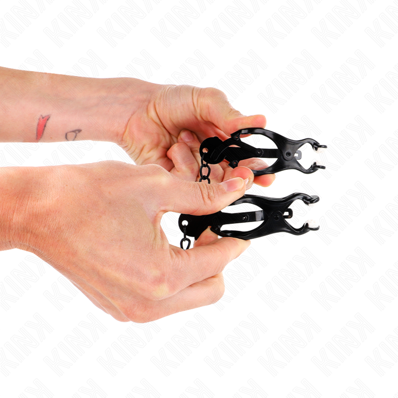 Pinzas para pezones KINK estilo japonés con cadena negra, de 30 cm, hechas de acero y diseño elegante para estimulación sensorial.