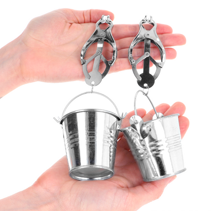 Pinzas para pezones KINK estilo japonés con cubos plateados, hechas de acero inoxidable para estimulación y estética elegante.