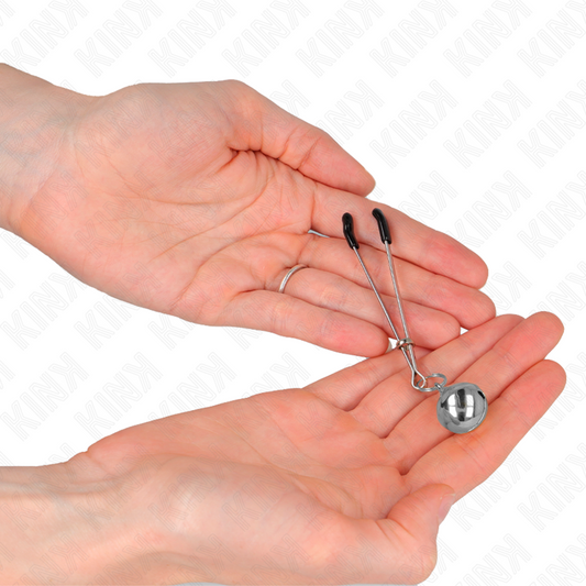 Pinzas para pezones KINK NIPPLE GRIP fina con cascabel plateado, de 7 cm, en uso en una pareja.