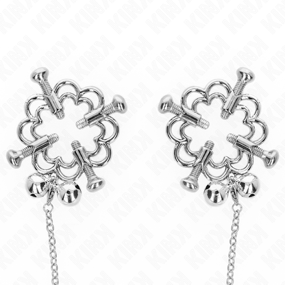 Pinzas para pezones KINK con flor metálica y cadena, hechas de acero, diseñadas para estimulación y placer sensorial.