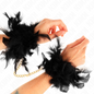 Esposas de plumas negras KINK con cadena dorada, modelo 1, para restricción y juego de roles.