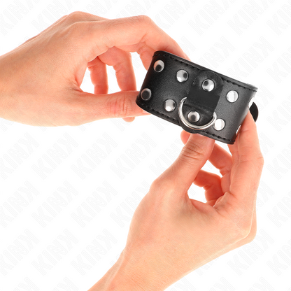 Muñequera ajustable KINK con doble línea de tachuelas en color negro, hecha con material resistente y diseño elegante.