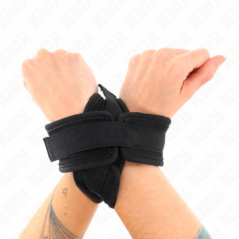 Muñequera cruzada negra KINK WRIST RESTRAINT, tamaño 34 x 5.5 cm, con diseño de cuerda y cierre ajustable.