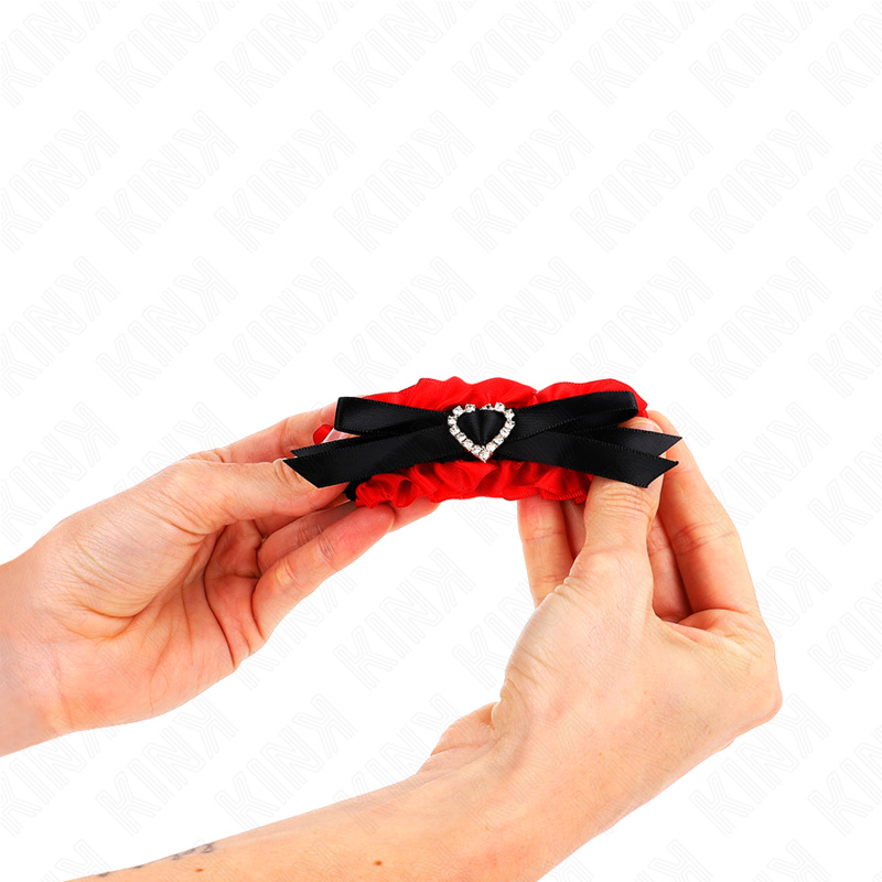 Muñequera elástica de encaje KINK con detalle de corazón rojo ajustable de 22 a 35 cm, para restricción de muñecas.