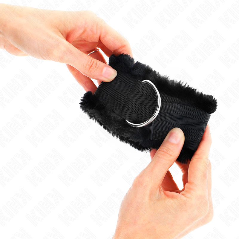 Muñequera forrada ajustable KINK en color negro, tamaño de 17-31 cm y 7 cm de ancho, con cierre flexible para restricción de muñeca.