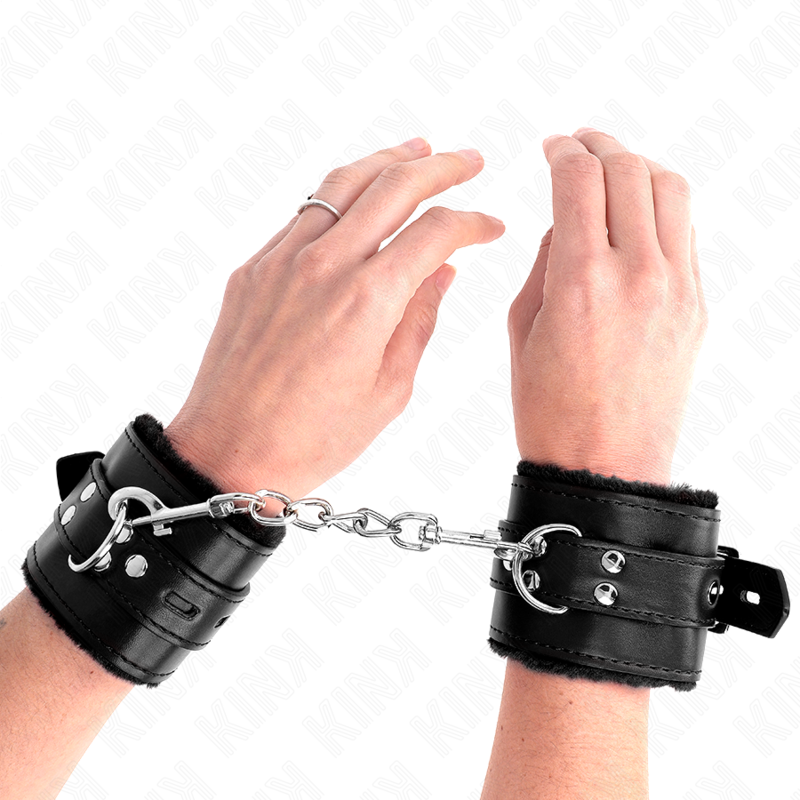 Muñequeras forradas negras con agujeros cuadrados y correa ajustable, tamaño de 17-29 cm por 6 cm, de la marca KINK.