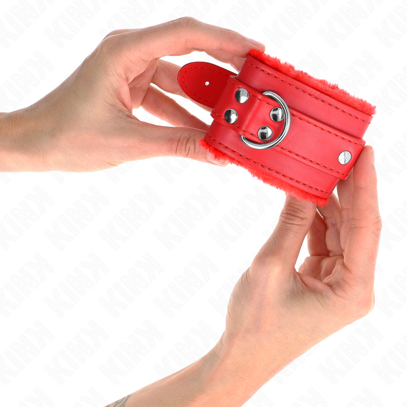 Muñequera forrada roja de KINK con correa ajustable de 20-29 cm y 5.5 cm de ancho, resistente y cómoda para restricción.